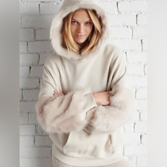 Women's Cream Hooded Sweater medium express one eleven faux fur cozy Christmas - Picture 4 of 10